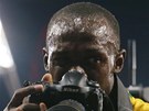 FOTOGRAF. Usain Bolt si po dobhu zlaté dvoustovku zahrál na fotografa. 