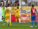 PEKVAPIVÉ VEDENÍ. Fotbalisté Jihlavy se radují z gólu proti Plzni.