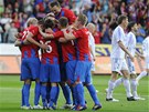 POHODA. Fotbalisté Plzn si uívají domácí zápas proti Chorzówu.