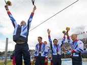 Brit Etienne Stott ske radost z olympijskho zlata. Za nm stoj jeho