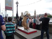 Maskot her Wenlock je oblíbenou turistickou atrakcí. Ve mst jej najdete v