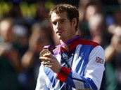 S MEDAIL. Olympijsk vtz Andy Murray se chlub medail.