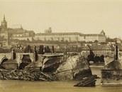 Pobořený Karlův most v září 1890