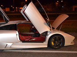 idi zajel s hocm lamborghini na benzinovou pumpu.