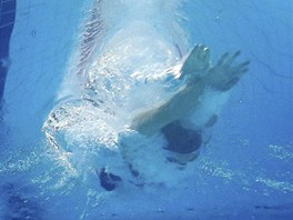 DO VODY PRO REKORD. Americk plavkyn Rebecca Soniov prv skoila do vody v
