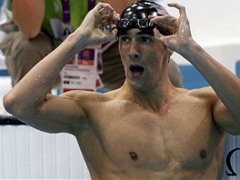 TAK KOLIK? Americk plavec Michael Phelps sleduje vsledkovou tabuli po