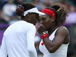 Serena a Venus Williamsov bhem semifinlovho duelu olympijskho turnaje
