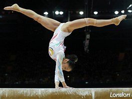 VTZKA. nsk gymnastka Teng Lin-lin cvi v olympijskm finle na kladin.