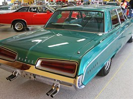 Výstava amerických aut na Černé louce v Ostravě: Dodge Polara 1967, čtyřdvéřový...
