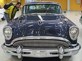 Výstava amerických aut na Černé louce v Ostravě: Buick Special 1954,...