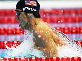 Americký plavec Michael Phelps v semifinále polohového závodu na 200 metr (1....