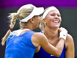 VE FINÁLE! Tenistky Andrea Hlaváčková (vlevo) a Lucie Hradecká se radují z...