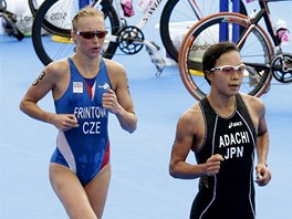 eka Vendula Frintov a Japonka Mariko Adaiov pi olympijskm triatlonu (4.