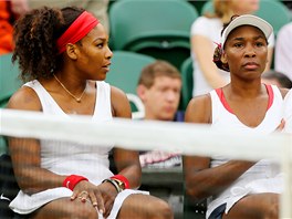 SESTRY. Serena (vlevo) a Venus Williamsovy při finálovém utkání ženského deblu...