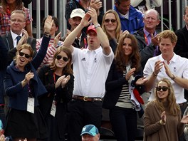 Na jezdecké závody pily i princezny Beatrice a Eugenie.