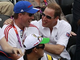 Princ William se raduje s bratrancem Peterem Phillipsem z výsledk jezdeckých...
