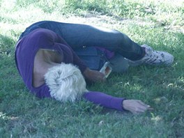 Brigitte Nielsenovou vyfotili, jak spí s lahví v parku.