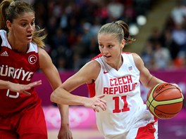 esk basketbalistka Kateina Elhotov (vpravo) obchz Bahar Caglarovou z