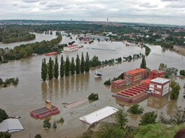 Povodně 2002. Praha Podbaba, čistírna odpadních vod, Vltava