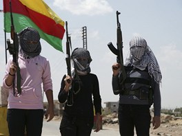 Bojovnice ze syrskokurdsk domobrany YPG ve mst Derik, kter je jednm ze