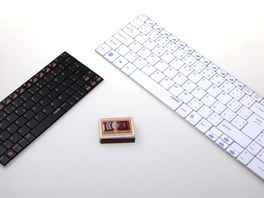 Srovnání velikostí bezdrátových klávesnic Rapoo. 