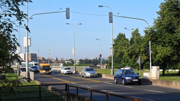 Semafor zastaví řidiče přijíždějící z Nuselského mostu.