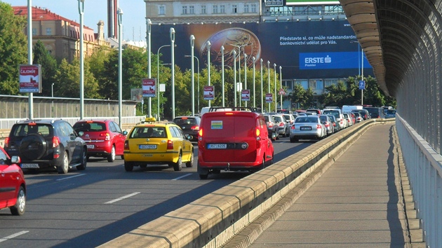 Zhruba v pl osm rno se auta ped novm semaforem "natosovala" na zatek Nuselskho mostu. (6. srpna 2012)