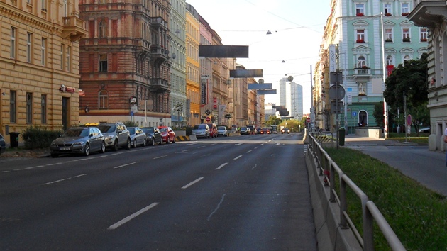 Jakmile na semaforu za Nuselskm mostem naskoila erven, st Legerovy ulice na pr destek vtein utichla. Na silnici jsou pouze auta, kter najela z bonch ulic.