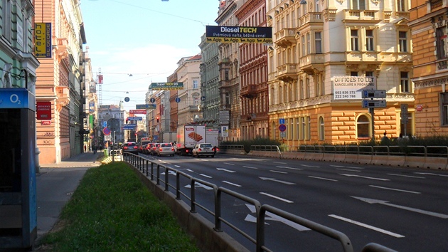 Část Legerovy se v průběhu červené na semaforu u Nuselského mostu téměř vyprázdní. Auta stojí pouze u semaforu na křižovatce s Rumunskou.