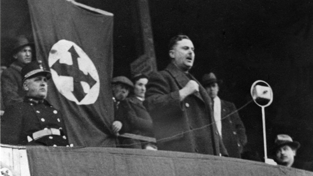 Po obsazení Maďarska německými vojsky se k moci dostali antisemité z hnutí Šípové kříže. Na snímku shromáždění Šípových křížů v roce 1939 v Budapešti