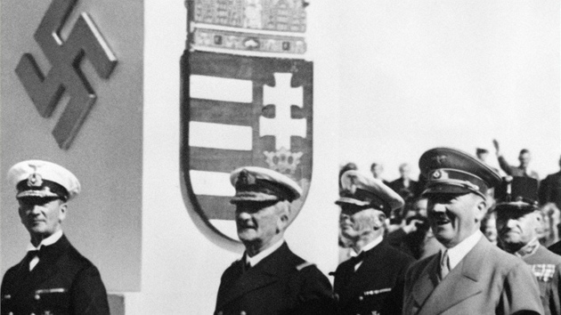 Nacistický vůdce Adolf Hitler a admirál Miklós Horthy(druhý zleva), který v Maďarsku vládl do října 1944. Pak se moci chopili Šípové kříže.