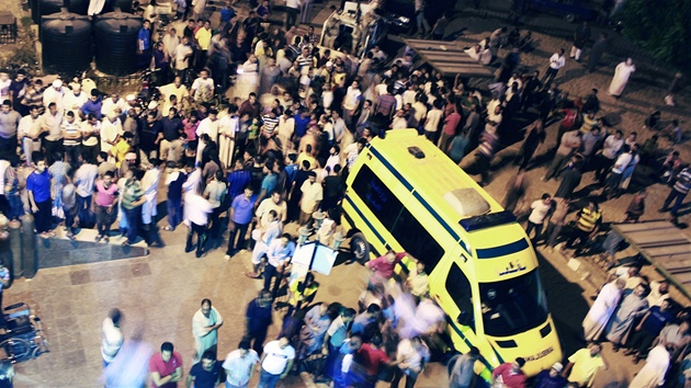 Sanitky ped nemocnic v egyptskm mst El Ar po toku ozbrojenc, kte na hranici s Izraelem zabili nejmn 15 egyptskch policist (6. srpna 2012).