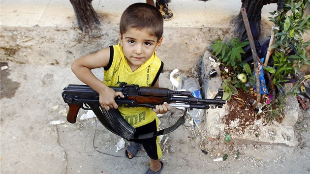 Syrsk chlapec z Azzu nedaleko Aleppa si hraje s kalanikovem svho otce (5. srpna 2012) 