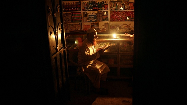 Majitel krmku v Islmbdu si te pi svce Korn a ek na zkaznky. (7. srpna 2012)