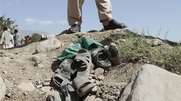 Nsledky atenttu na zpadnm pedmst Kbulu. Afghnsk policista a boty obt atenttu. (7. srpna 2012)