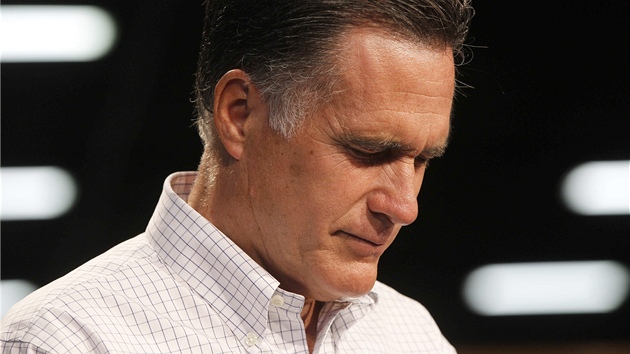 Republiknsk kandidt na prezidenta Mitt Romney dr minutu ticha za obti stelby v sikhskm chrmu. (7. srpna 2012)