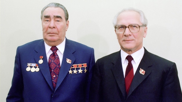 Sovtsk vdce Leonid Brenv a f vchodonmeckch komunist Erich Honecker na snmku z roku 1981