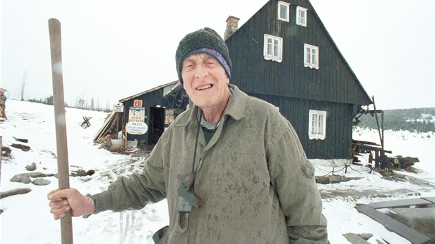 Snmek z roku 1994 zachycuje dobrodruha Gustava Ginzela jet ped porem, kter Hnojov dm zcela zniil. Ginzel ho poslze obnovil. 