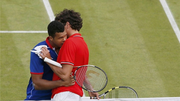 PEPSALI HISTORII. Francouzsk tenista Jo-Wilfried Tsonga (vlevo) udolal kanadskho soupee Milose Ranoice a 25:23 v ptm setu. lo o nejdel zpas olympijsk historie.