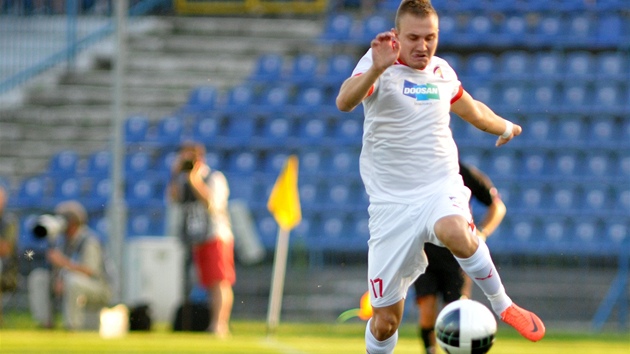 Plzeský útoník Jakub Hora peskakuje obránce Chorzowa v utkání pedkola