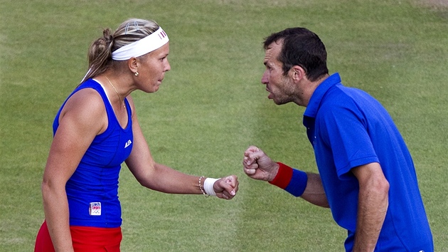 DOBŘE, POJĎ! Čeští tenisté Lucie Hradecká a Radek Štěpánek se hecují během úvodního kola olympijského turnaje ve smíšené čtyřhře.