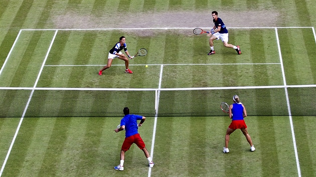 VÝMĚNA NA SÍTI. Čeští tenisté Radek Štěpánek a Lucie Hradecká bojují na síti proti britské dvojici Andy Murray, Laura Robsonová.