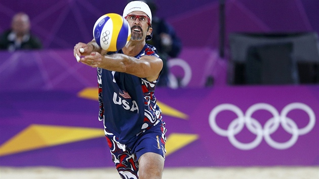 Americk beachvolejbalista Todd Rogers pijm m v utkn proti esku na olympijskm turnaji.