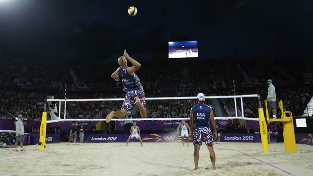 AMERICK SERVIS. Americk beachvolejbalista Phil Dalhausser podv v utkn proti esku na olympijskm turnaji.