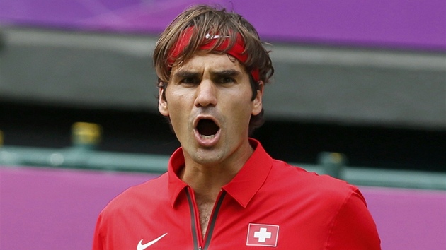 výcarský tenista Roger Federer se raduje bhem semifinále olympijského turnaje.