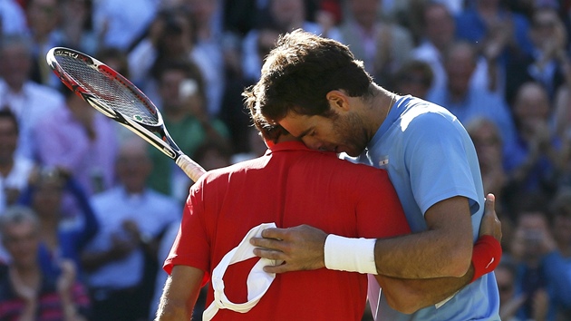 HEZK ZPAS. vcarsk tenista Roger Federer utuje soupee Juana Martna Del Potra z Argentiny, kterho ve skvlm semifinle olympijskho turnaje porazil.