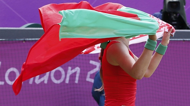 NECHTE VLAJKY VLÁT. Běloruská tenistka Viktoria Azarenková slaví zisk olympijského bronzu s vlajkou.