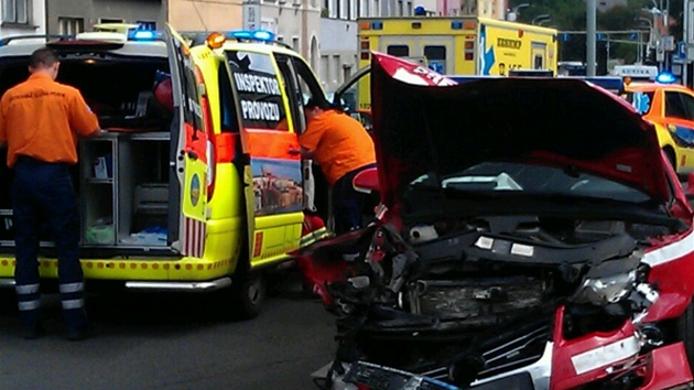 Nehoda ervench volkswagen na kiovatce ulic Jinonick a  Vrchlickho v Praze.