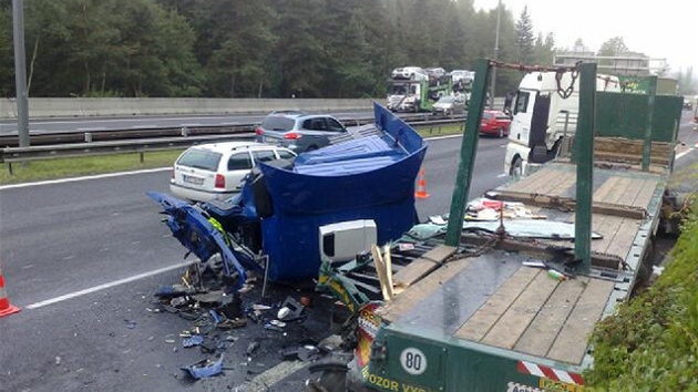 Vn nehoda dvou osobnch aut a dvou kamion na 20. kilometru dlnice D1.