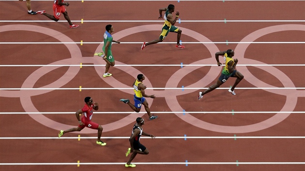 ZVREN VKLUS. Usain Bolt je bezpen v ele svho semifinlovho rozbhu na 200 m, proto si me dovolit zvr v poklidu vyklusat.